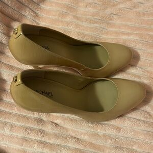 Michael Kors Beige Patent Leather Pumps/Heels Size 9M, 4” Heel, Great Condition